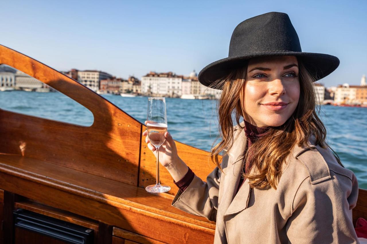 Baglioni Hotel Luna - The Leading Hotels Of The World Венеция Экстерьер фото A woman wearing a hat