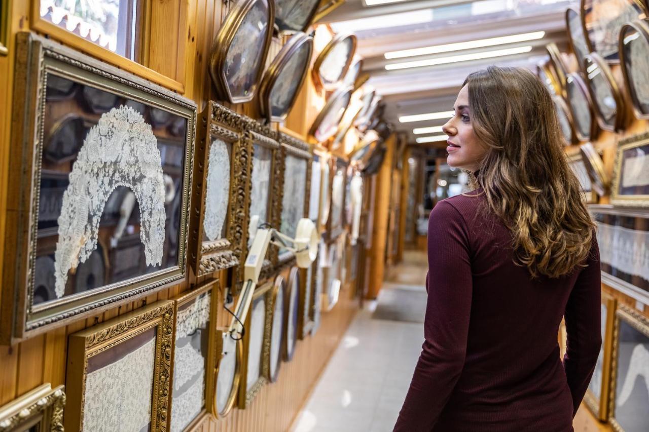 Baglioni Hotel Luna - The Leading Hotels Of The World Венеция Экстерьер фото A woman shopping for jewelry