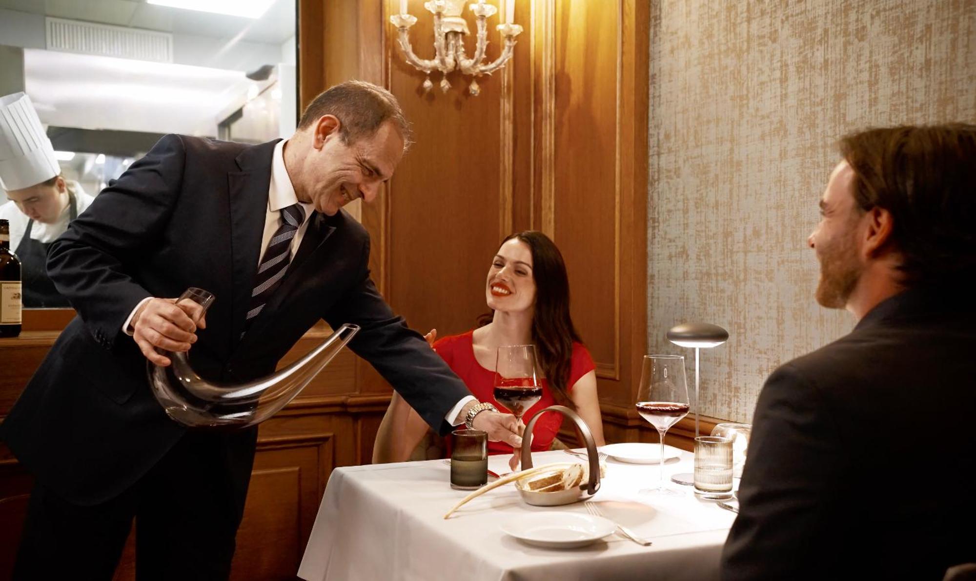 Baglioni Hotel Luna - The Leading Hotels Of The World Венеция Экстерьер фото A sommelier decanting wine