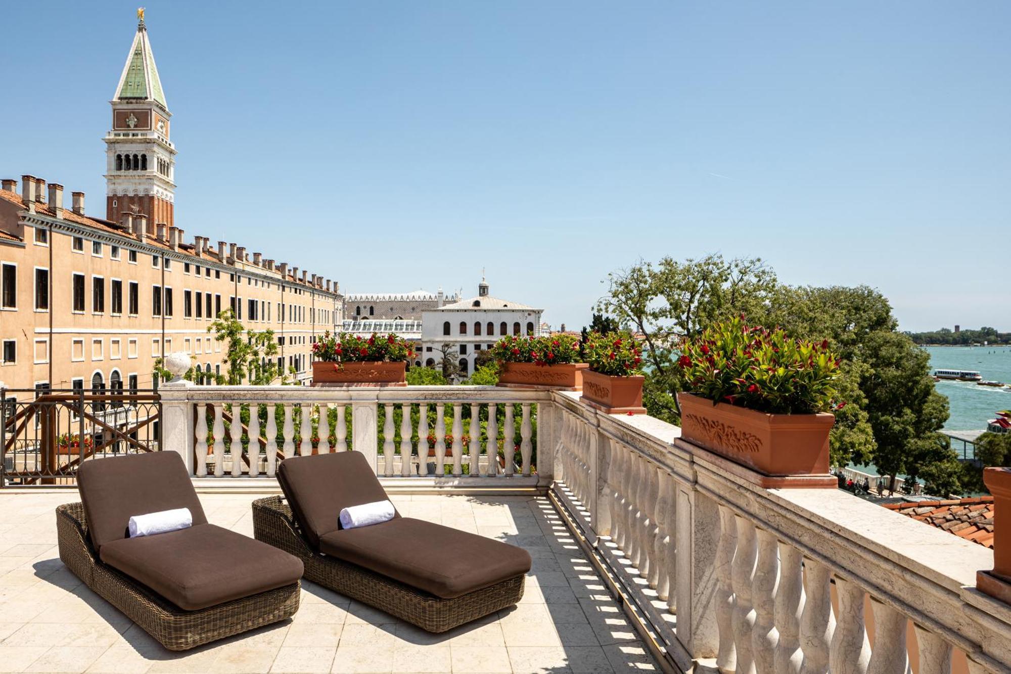 Baglioni Hotel Luna - The Leading Hotels Of The World Венеция Экстерьер фото The Hotel's rooftop