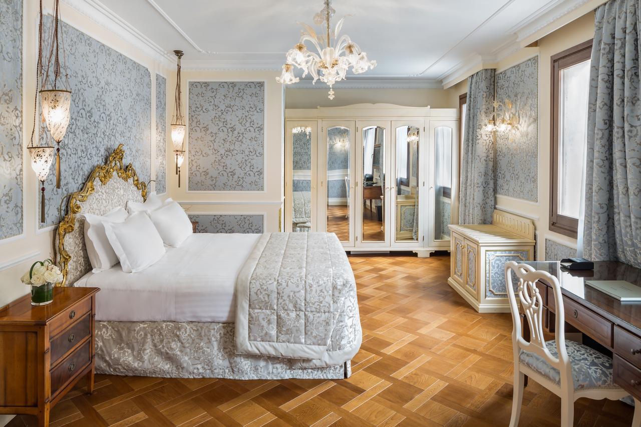Baglioni Hotel Luna - The Leading Hotels Of The World Венеция Экстерьер фото A bedroom at the Hotel Excelsior